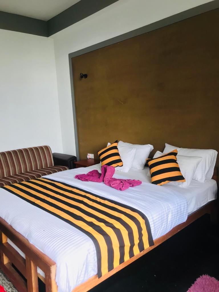 Monarch Ella Hotel Værelse billede