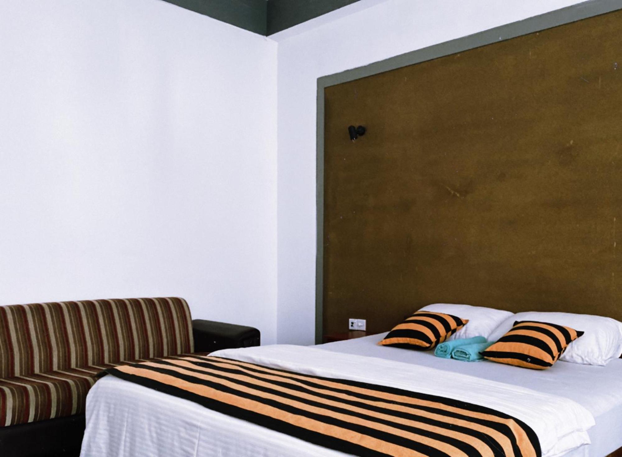 Monarch Ella Hotel Eksteriør billede